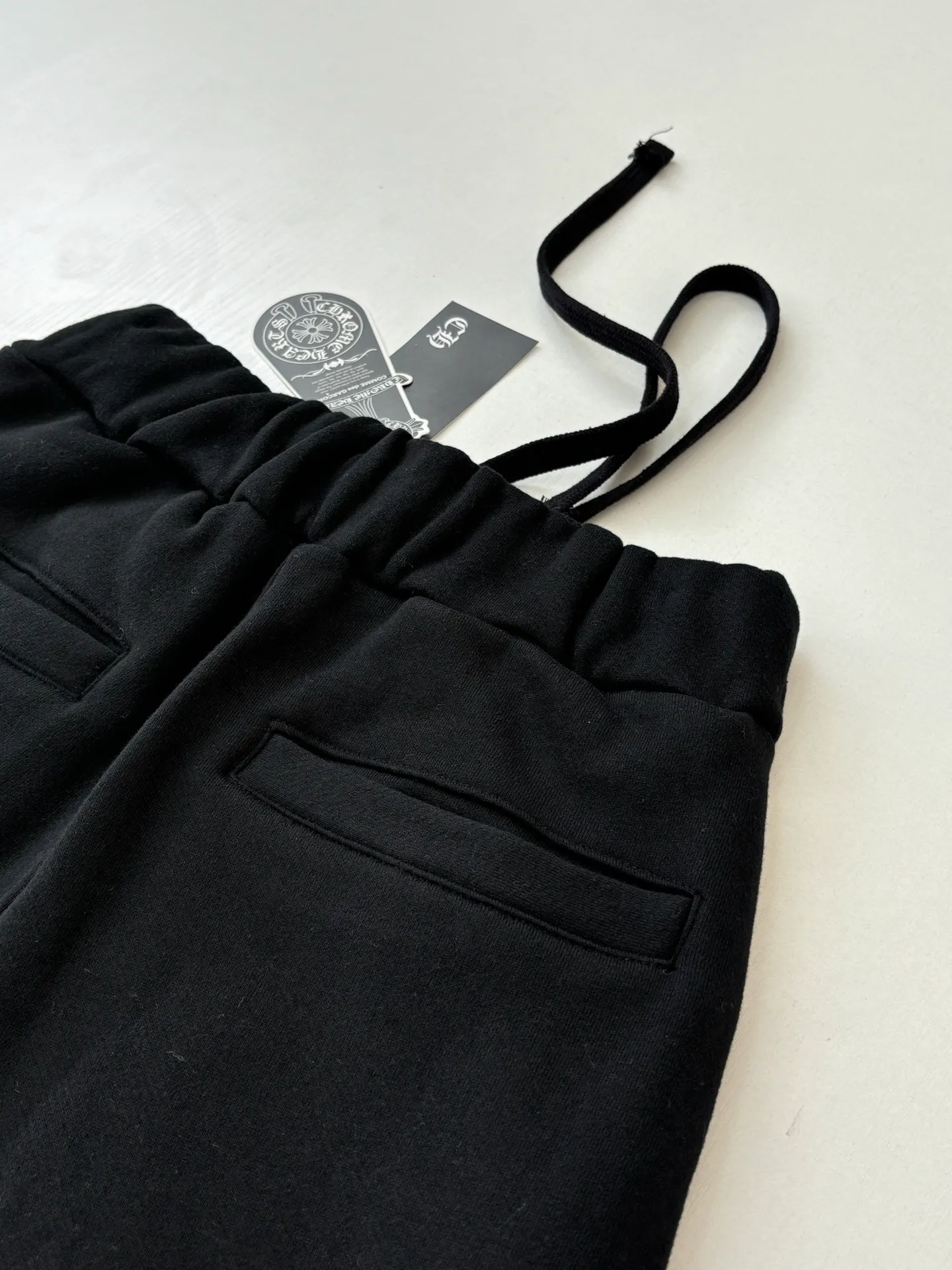 P366 Chrome Heart*/Chrome Heart Ch Sanskrit black loose-fitting leggings sweatpants. Made of high-weight velvet cotton fabric, which combines warmth and crisp texture. The version is the popular "wide at the top and narrow at the bottom" leggings silhouette. It is equipped with a drawstring waistband, double side pockets and back pockets. While maintaining a casual street feel, it highlights the tonality of luxury items through high-tech printing and fabric texture. Size: S/M/L